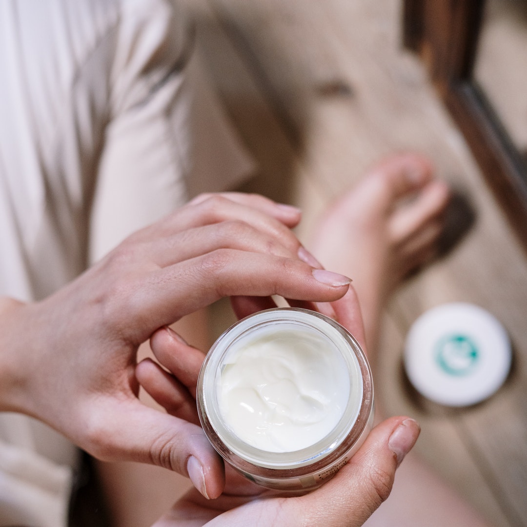 Moisturizers vs. Facial Oils: This Is What They're Doing To Your Skin
